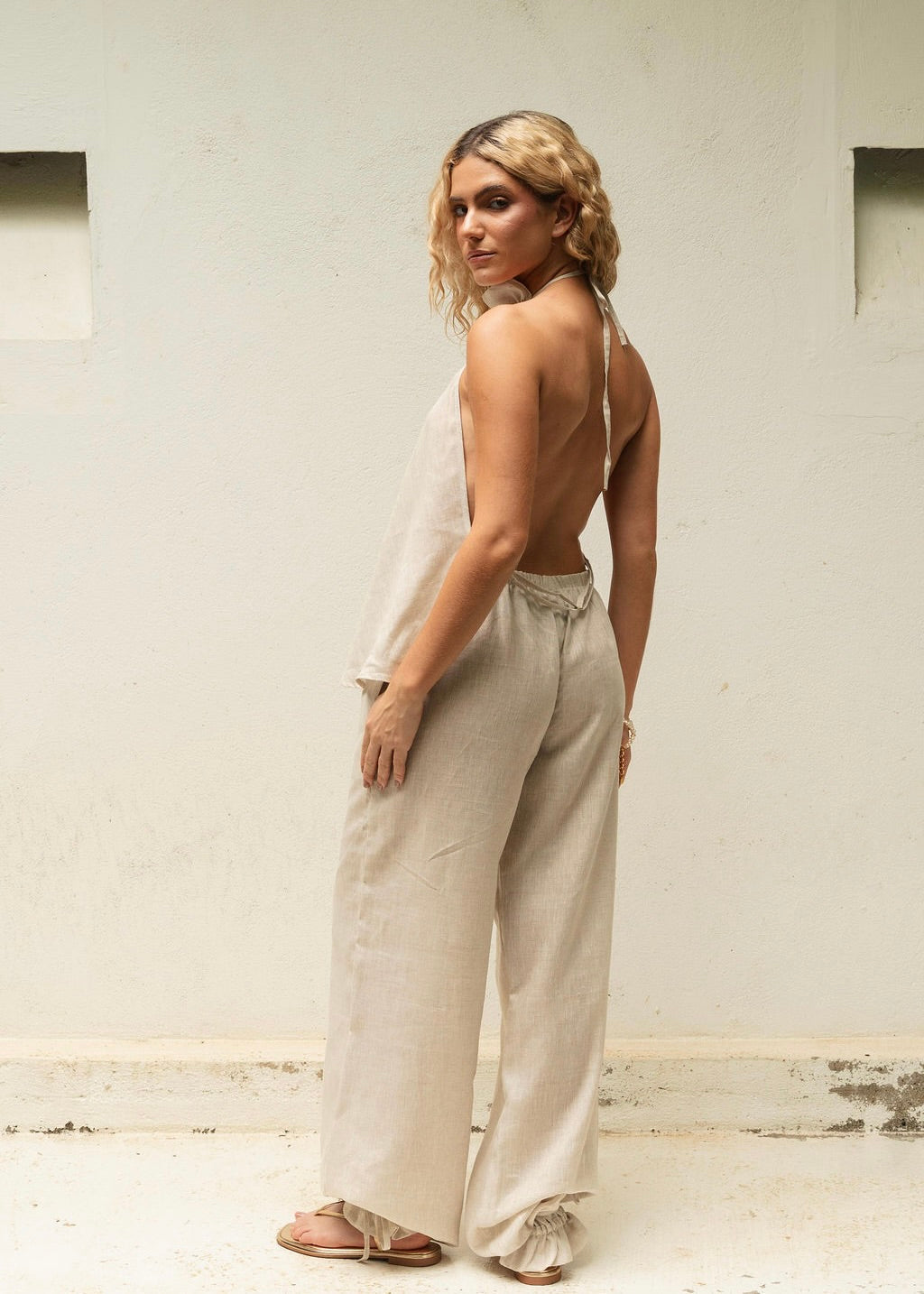 HALTER BACKLESS TOP - SAND